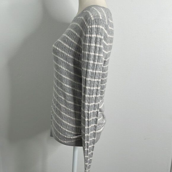 Banana Republic light weight sweater.  Size small. - Picture 2 of 5